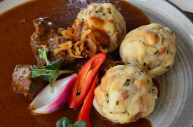 Hamur köfteli biftek, geleneksel Çek mutfağı, yemek servisi, restoran