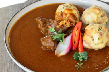 Hamur köfteli biftek, geleneksel Çek mutfağı, yemek servisi, restoran