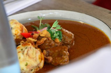 Manzara, sığır eti ya da geyik kebabı köfteli, bir restoranda servis edilen geleneksel Çek mutfağı.