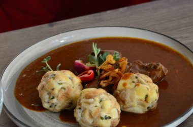 Manzara, sığır eti ya da geyik kebabı köfteli, bir restoranda servis edilen geleneksel Çek mutfağı.