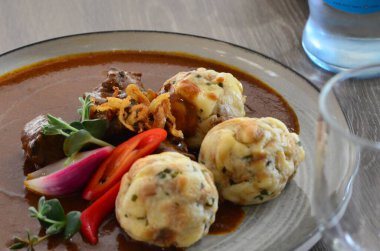 Biftek ya da geyik kebabı köfteli, bir restoranda servis ediliyor, geleneksel Çek mutfağı.