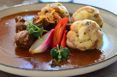 Biftek ya da geyik kebabı köfteli, bir restoranda servis ediliyor, geleneksel Çek mutfağı.