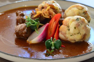 Biftek ya da geyik kebabı köfteli, bir restoranda servis ediliyor, geleneksel Çek mutfağı.