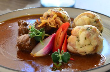 Biftek ya da geyik kebabı köfteli, bir restoranda servis ediliyor, geleneksel Çek mutfağı.