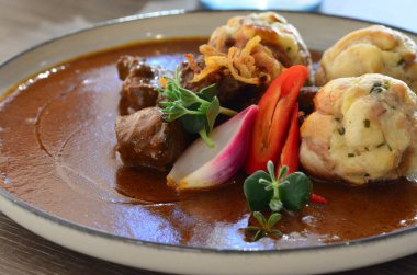 Manzara, sığır eti ya da geyik kebabı köfteli, bir restoranda servis edilen geleneksel Çek mutfağı.