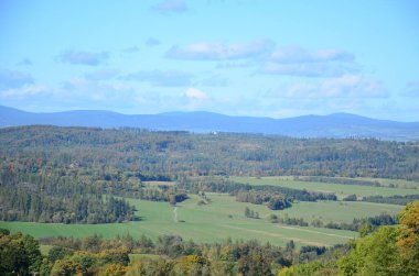 Arkasında bir dağ olan güzel bir manzara.