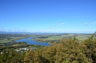 Roudno, Czech 'in tepesinden Maunu Dağı manzarası, 16 Ekim 2023: Jesenky' deki Velk Roudn tepesindeki Şapel
