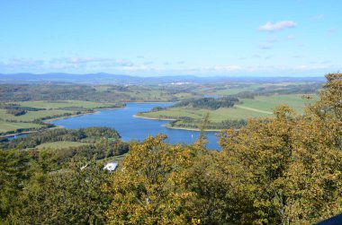 Dağlardaki nehir manzarası