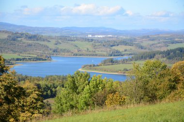 Nehir ve ormanlı sonbahar manzarası
