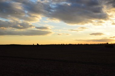 Gölün üzerinde güzel bir gün batımı
