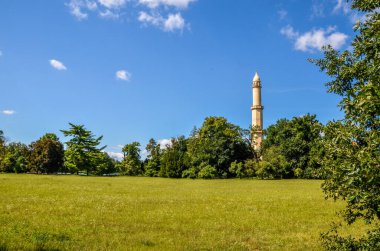 Zstroma, Ukrayna 'daki güzel bir yaz parkında eski bir taş kilise.