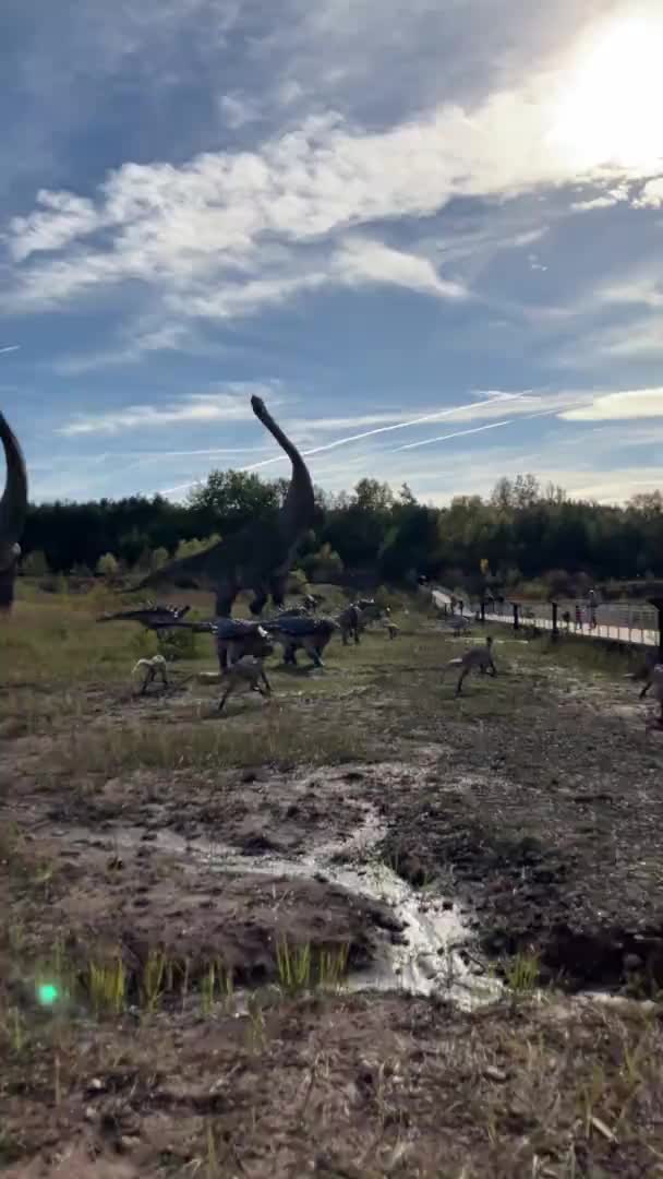 Parktaki Dinozor — Stok video