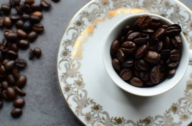 fincan kahve çekirdekleri tablo ile.