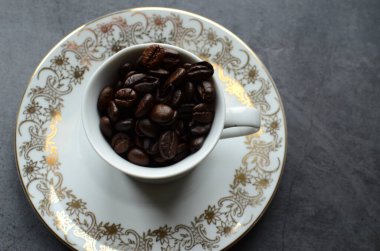 kahve ve koyu arka plan üzerinde fasulye