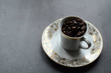 Masanın üzerinde bir fincan sıcak kahve.