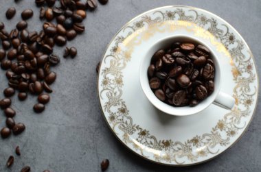 Kahve çekirdekleri ve sade kahve.