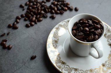 Tahta arka planda çikolatalı kahve fincanı