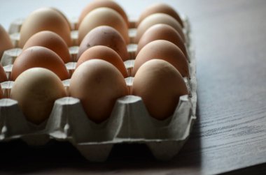 Masadaki kutuda taze yumurta.