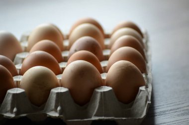 Pakette taze kahverengi yumurta var.