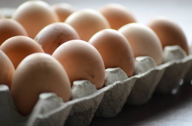 Beyaz arka planda bir kutuda yumurtalar