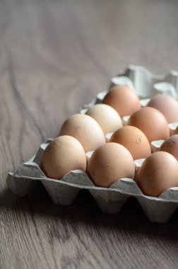 Tahta tepside tavuk yumurtası, yakın çekim.