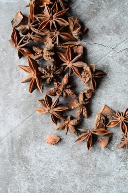 beyaz arkaplanda yıldız anason ve tarçın, üst görünüm
