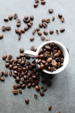 Kahve çekirdekli beyaz tahta bir masada bir fincan sıcak çikolata.