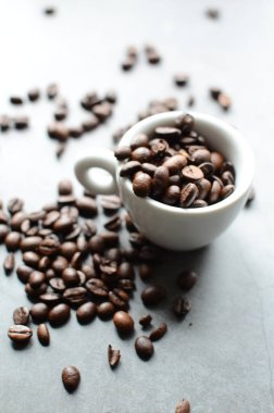 Kahve çekirdeği ve kahve çekirdekleri beyaz tahta masada.