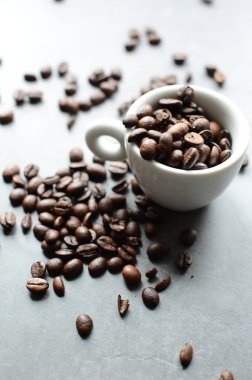 Kahve fincanı, fasulye ve kahve taneleri.