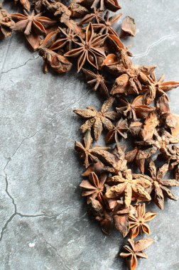 Beyaz arkaplanda kurumuş yapraklar