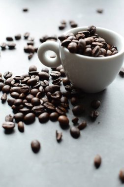 Kahve fincanı, kızarmış fasulye ve kahve çekirdekleri.