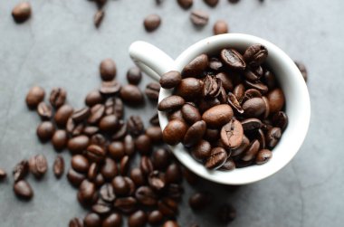 Kahve çekirdekleri beyaz bardakta.