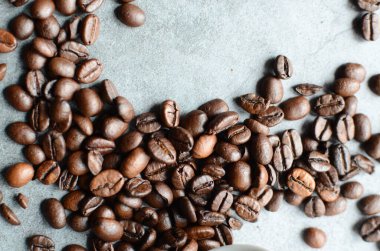 kahve çekirdekleri ahşap bir masada