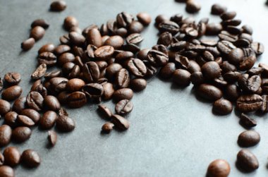 Siyah arka planda kavrulmuş kahve çekirdekleri