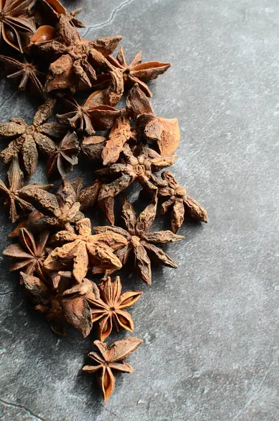 Gri dokulu arkaplanda kuru anason yıldızları