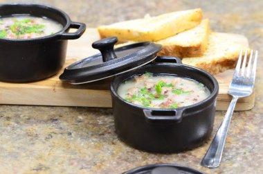 Kaz eti serpiştirme, salatalık ezmesi, Çek Cumhuriyeti 'nde geleneksel yemekler, servis edilen yiyeceklerin kırsal arka planı.