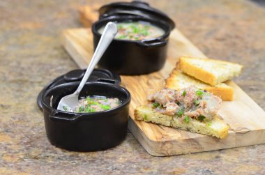 Kaz eti serpiştirme, salatalık ezmesi, Çek Cumhuriyeti 'nde geleneksel yemekler, servis edilen yiyeceklerin kırsal arka planı.