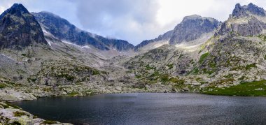 Tatra dağlarında bir göl. yüksek kaliteli fotoğraf