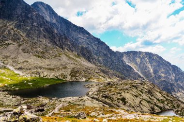 Yüksek dağlarda göl