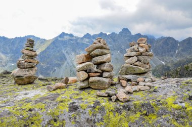 Karpatların içinde bir taş olan dağ manzarası