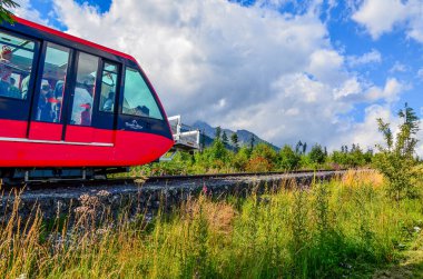 Dağın tepesinde teleferik var.