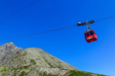 Alplerdeki teleferik, yaz günü.