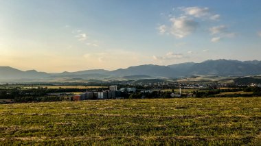 Yeşil çimen tarlası ve arka planda bulutlu bir gökyüzü olan güzel bir manzara, Yüksek Tatra Dağı, Slovakya