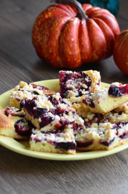 Yaban mersinli ev yapımı krepler, akçaağaç şurubu ve akçaağaç yaprakları, yakın çekim -