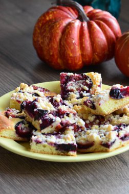 Masada lezzetli kabak turtası olan bir tabak.