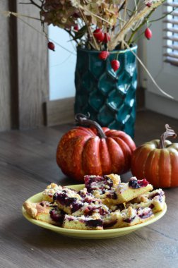 Tabakta elmalı ev yapımı balkabağı.