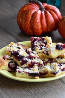 Masada böğürtlenli ev yapımı turta.