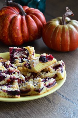 Tabağında bir dilim turta olan ev yapımı balkabağı turtası.