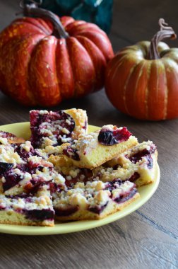 Masada böğürtlenli ev yapımı turta.