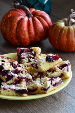 Masada böğürtlenli ev yapımı turta.